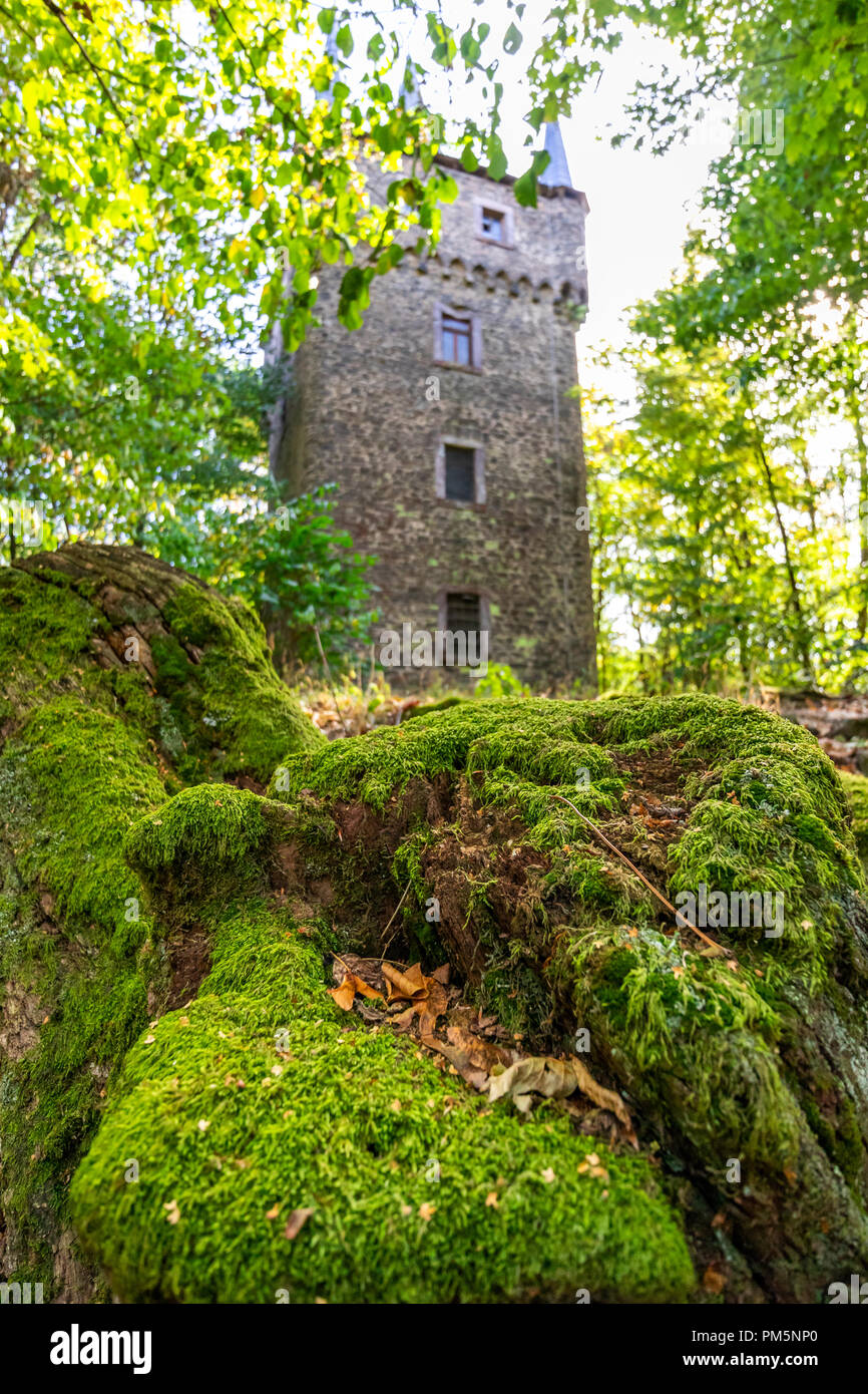 Dianaburg, ex rifugio di caccia romantico o Jagdschloss, nascosto nella foresta vicino Greifenstein, Hesse, Germania Foto Stock