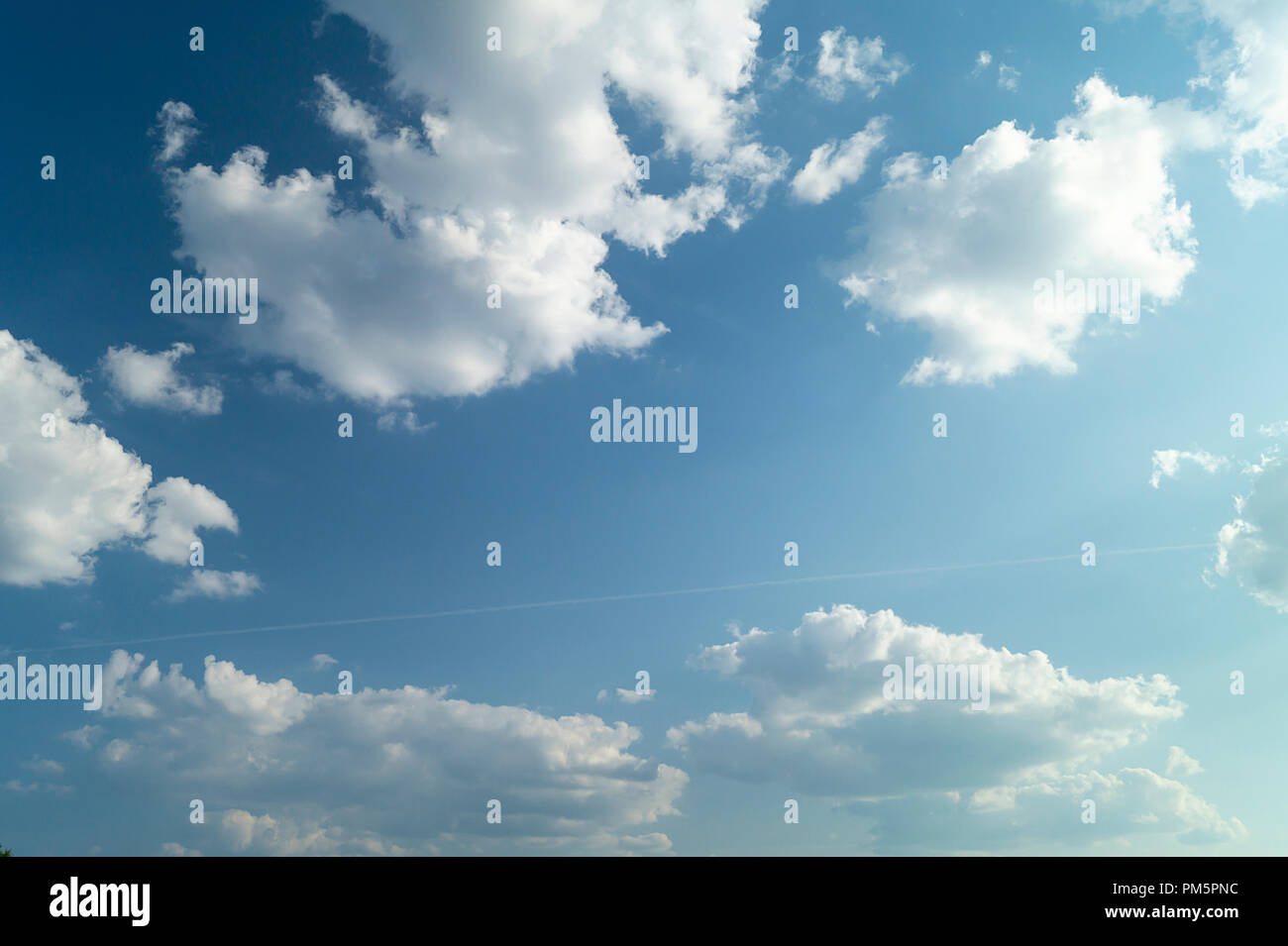 Sfondo naturale con splendido cielo blu e bianca nuvola Foto Stock