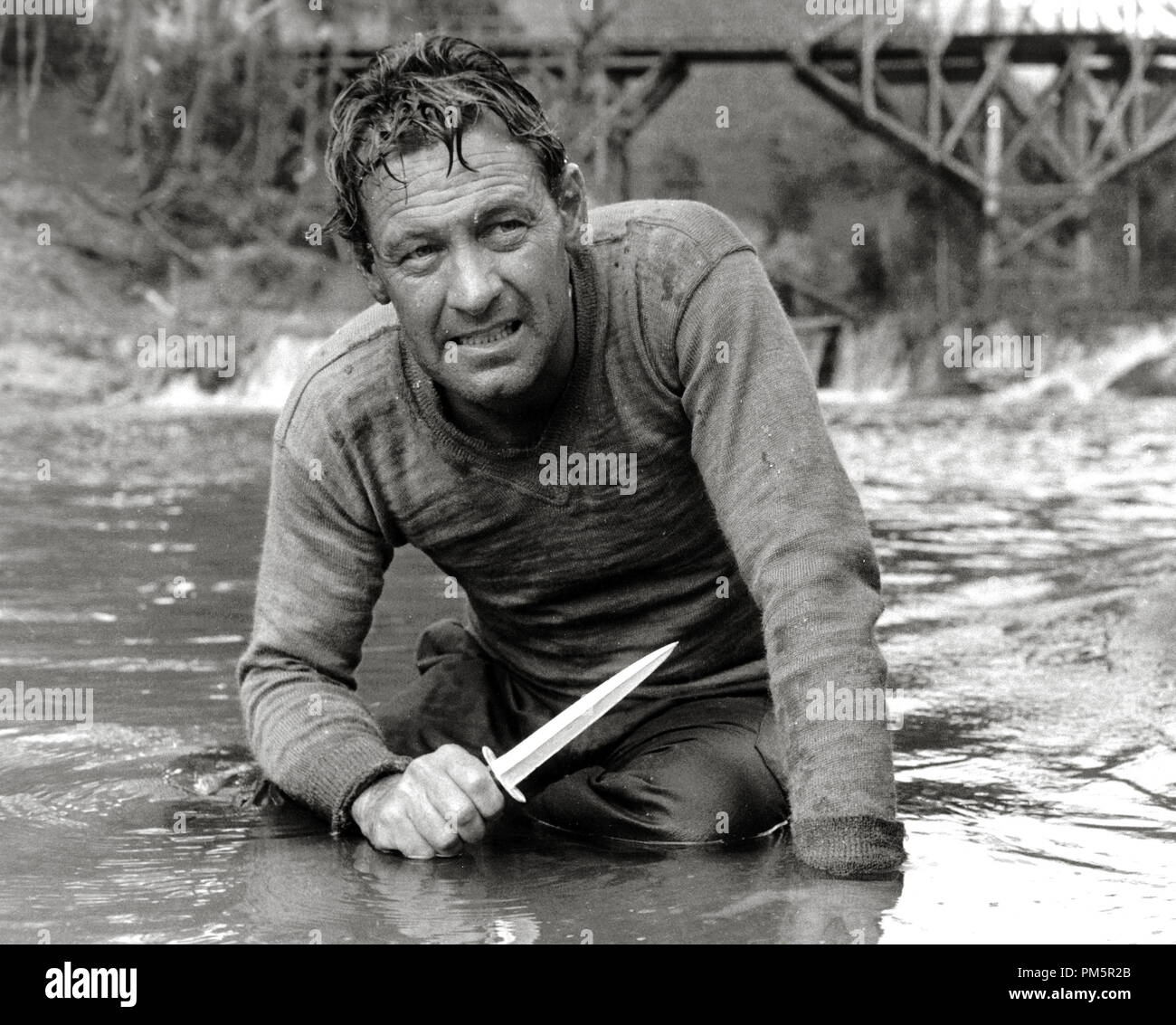 Pubblicità ancora di 'Ponte Sul Fiume Kwai' William Holden 1957 Columbia Riferimento File # 30928 957THA Foto Stock