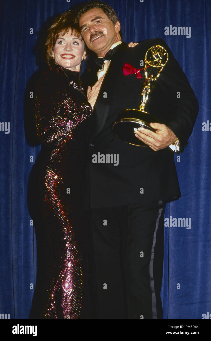 Burt Reynolds (vincitore della televisione migliore attore) e Marilu Hennerici al quarantanovesimo Annuale di Golden Globe Awards, 1992. Riferimento al file # 30928 997THA Foto Stock