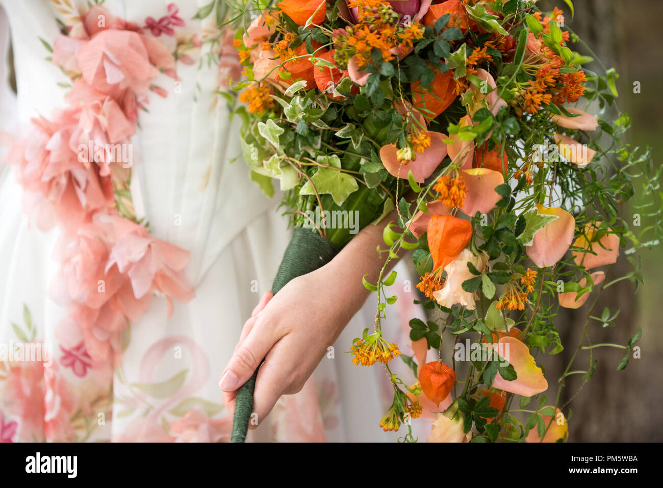 Caduta Bouquet nozze nelle mani della sposa Foto Stock