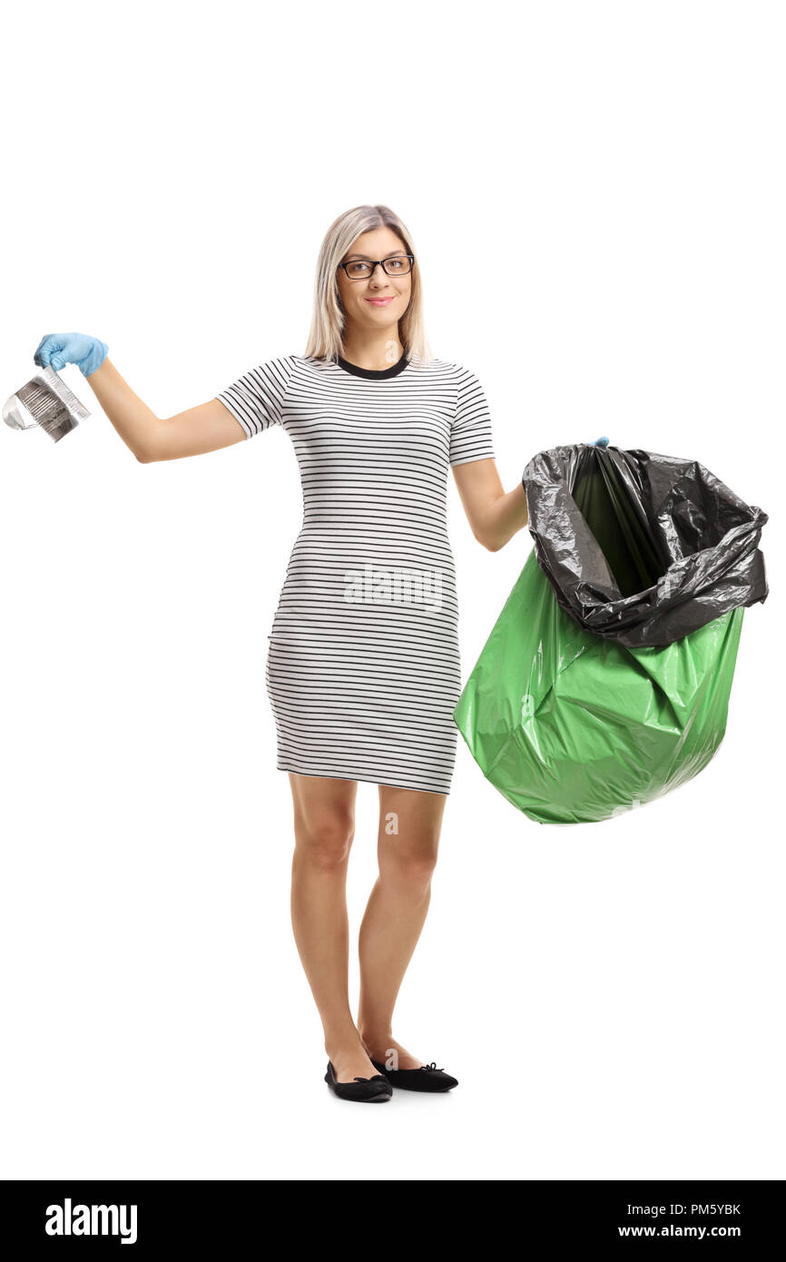 Giovane donna tenendo un stagno e un sacco dei rifiuti di plastica isolati su sfondo bianco Foto Stock