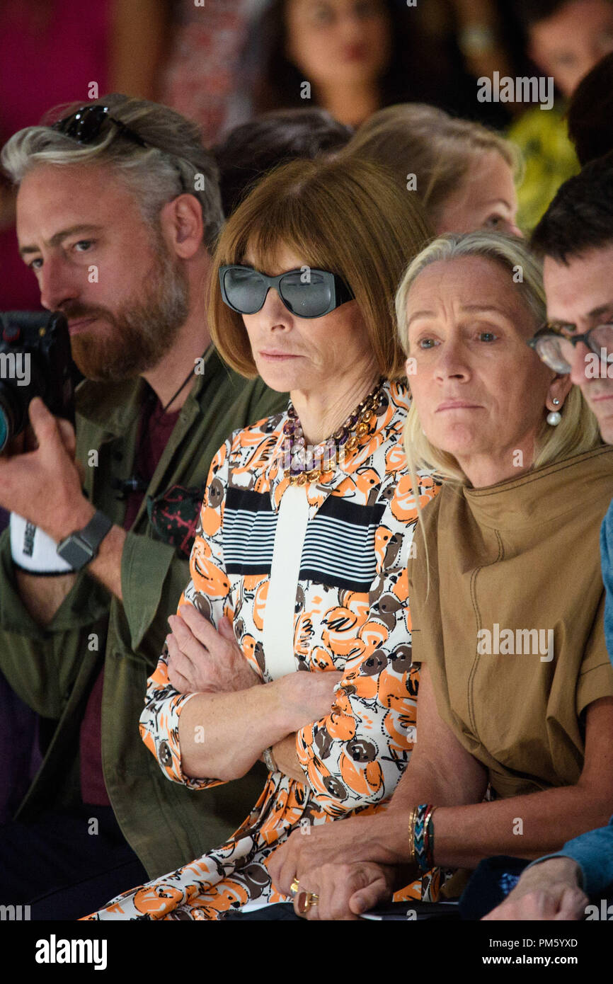 Anna Wintour sulla bancata anteriore durante il Christopher Kane Primavera/Estate 2019 London Fashion Week mostra presso la Tate Modern di Londra. Foto Stock