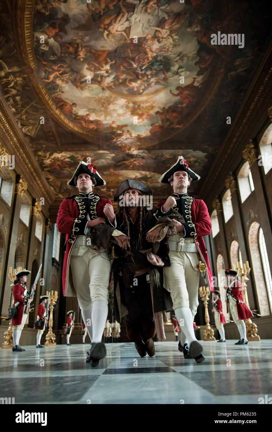 "Pirati dei Caraibi: il forestiero maree' capitano Jack Sparrow (Johnny Depp) è letteralmente trascinata dalla Guardia reale attraverso la hall di San James Palace a Londra per un forzato udienza con il re George. Foto Stock