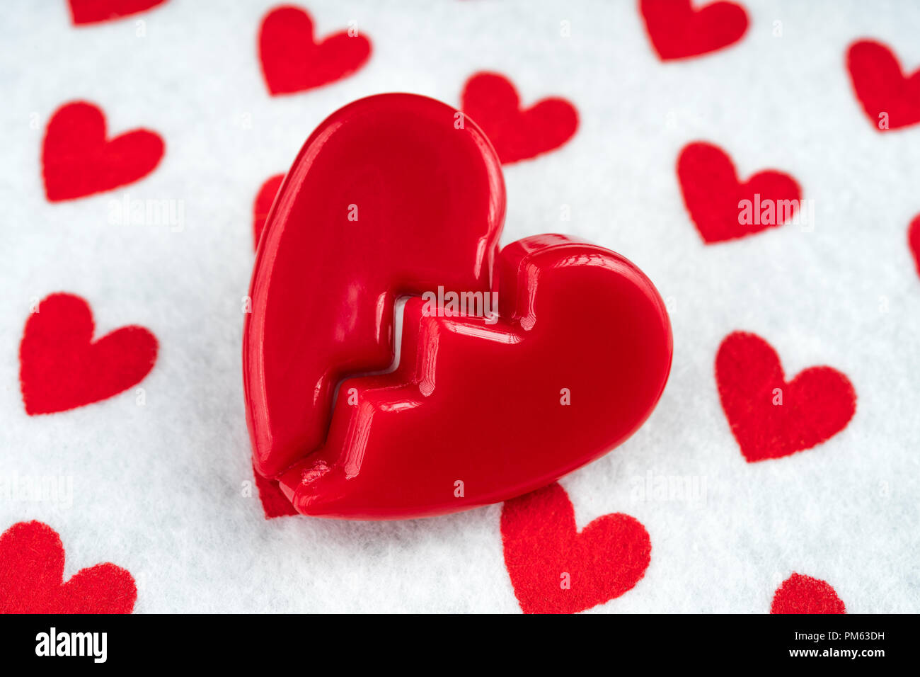 Rotto Cuore Rosso Su Sfondo Bianco Per Il Giorno Di San Valentino Nessun Amore O Affetto Concetto Astratto Foto Stock Alamy
