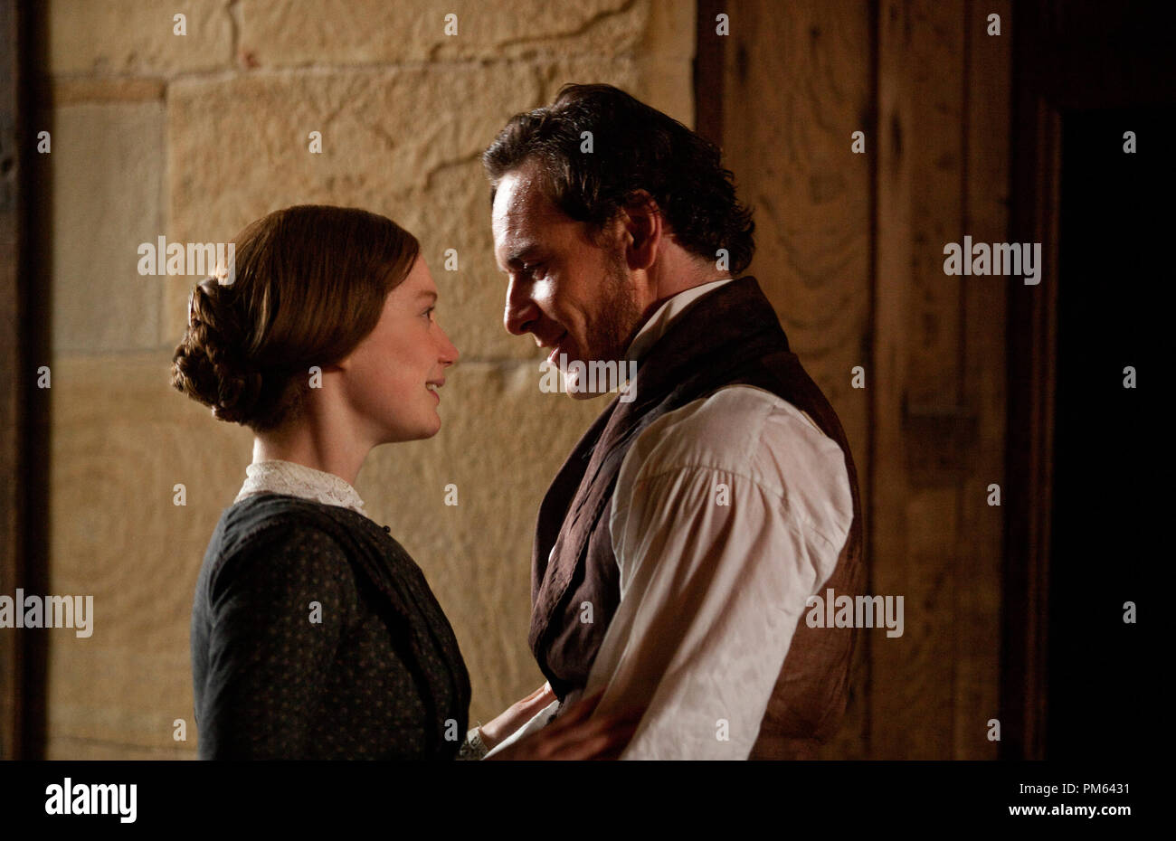 Michael Fassbender (sinistra) come il sig. Rochester e Mia Wasikowska (destra) come Jane Eyre nel dramma romantico Jane Eyre, un Focus Features release Foto Stock