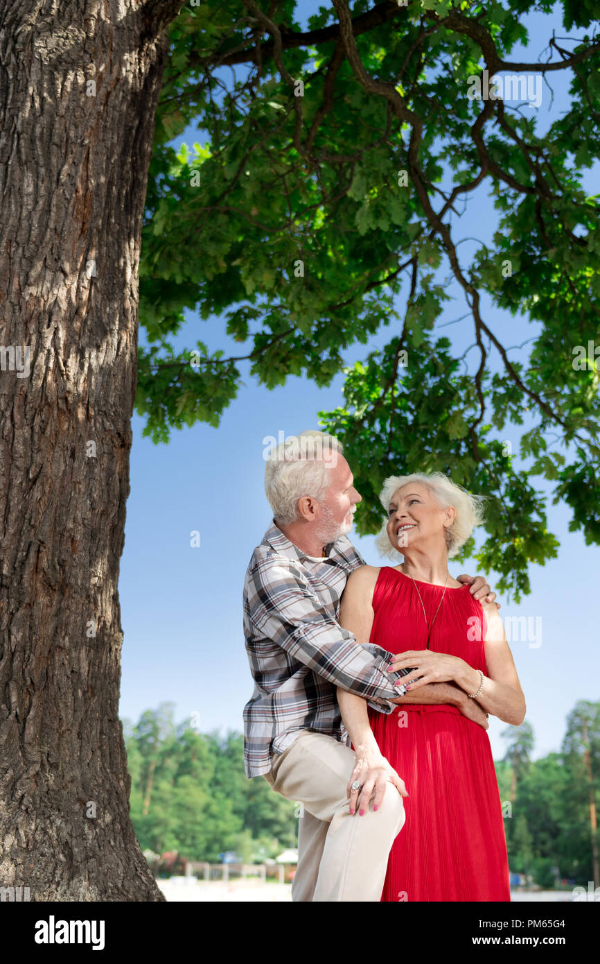 Bella Età Coppia sorridente e sentirsi felice mentre avvolgente Foto Stock