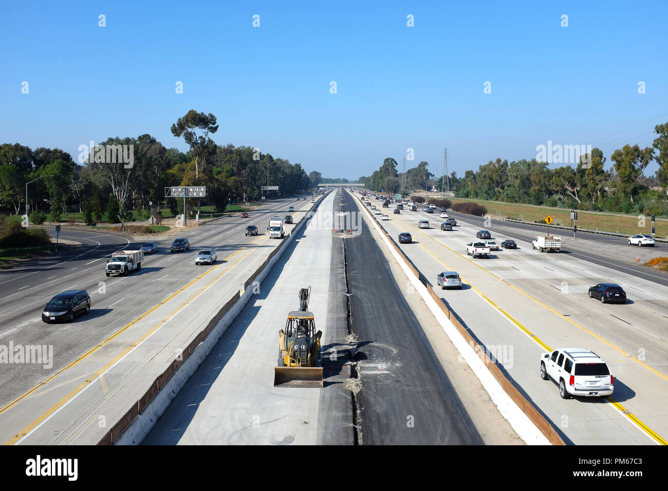 IRVINE, CALIFORNIA - Febbraio 6, 2018: 405 Freeway allargamento progetto. Caltrans sta rendendo il miglioramento alla superstrada tra Jamboree Road e sabbia Foto Stock