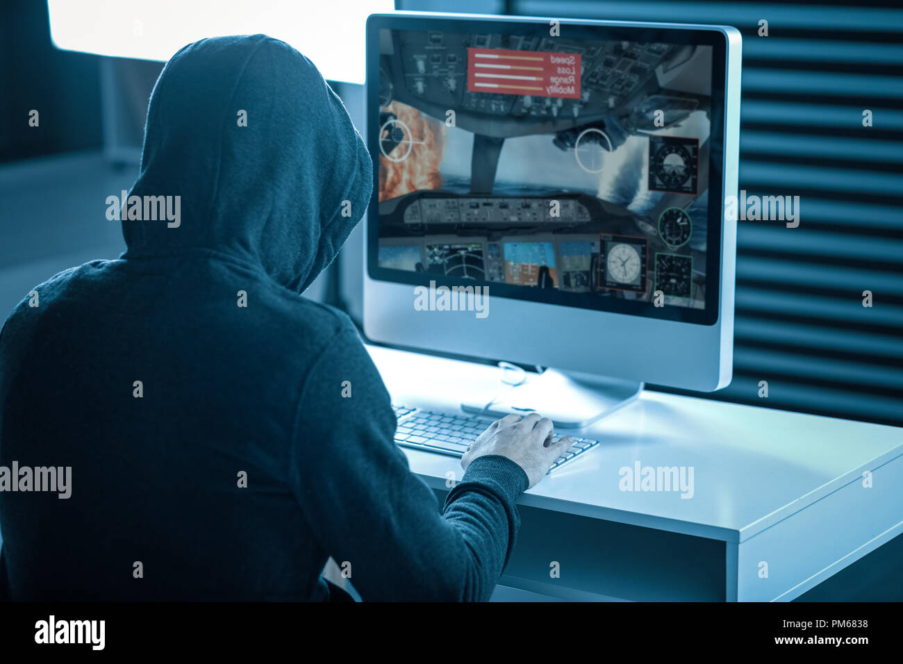 Strano uomo in una cappa i giochi per computer Foto Stock