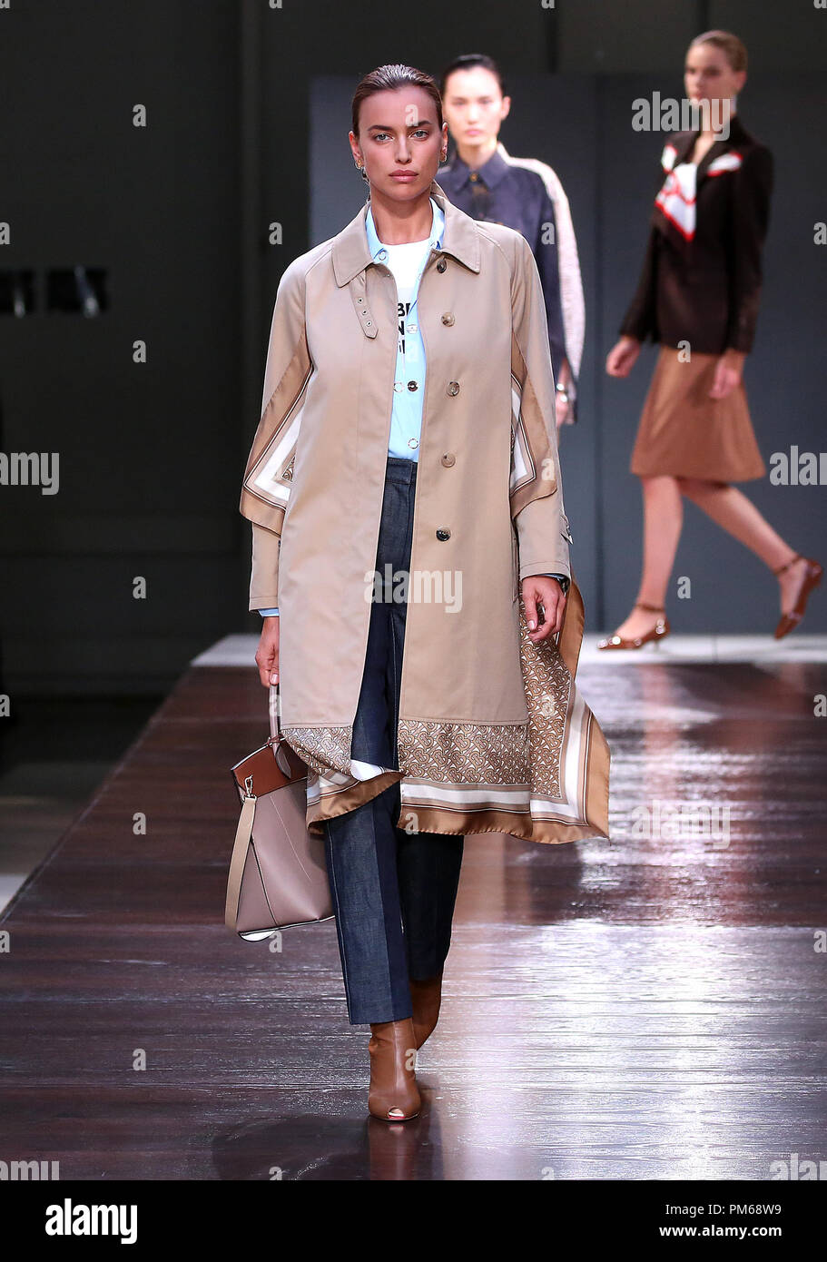 Modello Irina Shayk sulla passerella durante la Burberry London Fashion  Week SS19 show tenutosi al sud di Londra Centro posta Foto stock - Alamy