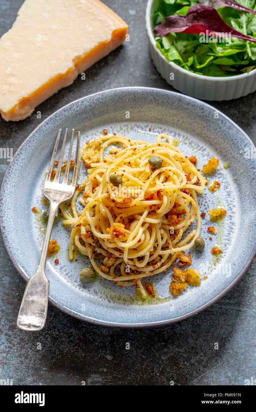 Spaghetti con pangrattato e capperi Foto Stock