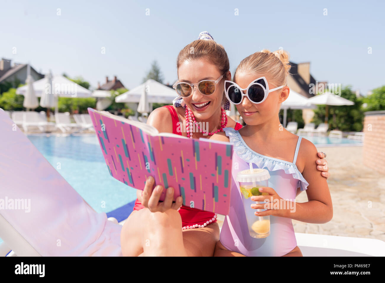 Positivo donna felice con un libro in mano nella mano Foto Stock