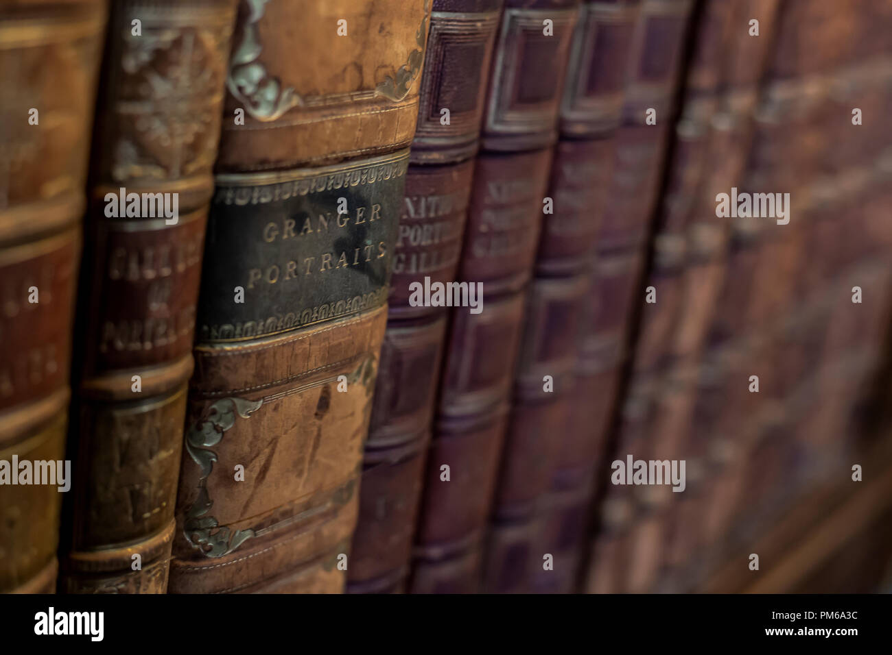 Vecchi libri in biblioteca Foto Stock