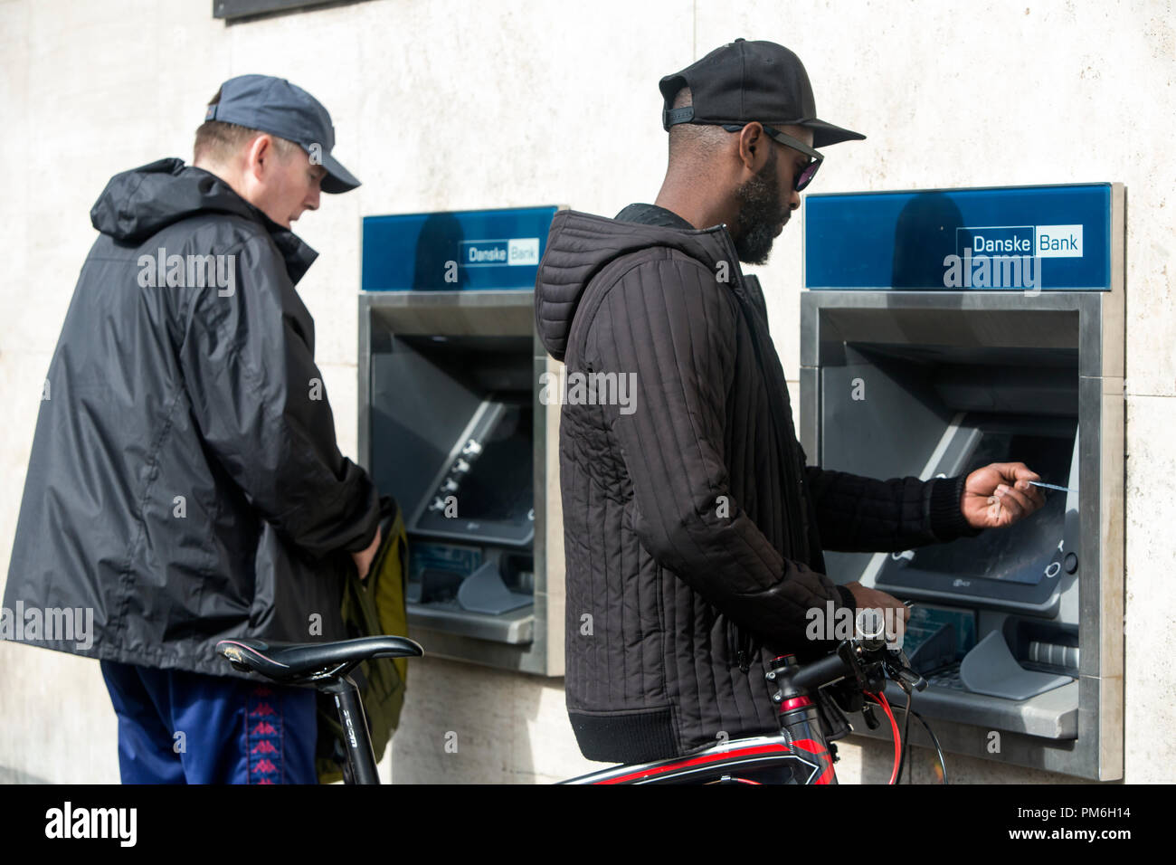 COPENHAGEN, Danimarca - 08 settembre 2018: persone usando un Danske Bank ATM in Copenhagen. Danske Bank è la più grande banca in Danimarca. Secondo il Wall Street Journal articolo su Settembre 07, 2018 la banca sta attualmente esaminando in che misura è stato utilizzato per riciclare il denaro da società collegate alla Russia e sta esaminando le transazioni per un valore di $ 150 miliardi che scorreva attraverso la sua piccola filiale in Estonia. (Foto di Ole Jensen/Alamy) Foto Stock