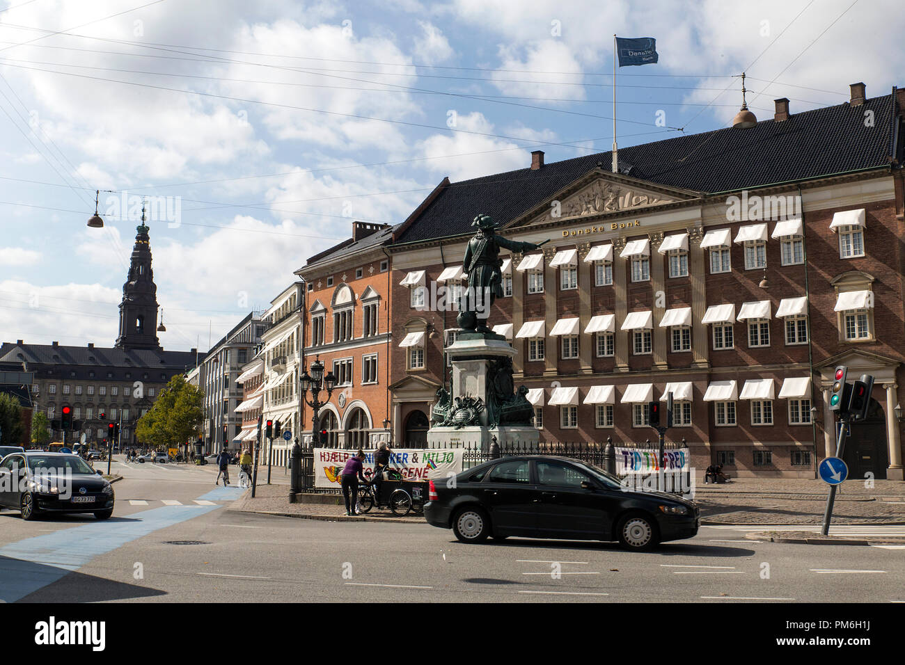 COPENHAGEN, Danimarca - 08 settembre 2018: Danske Bank il quartier generale a Holmens Kanal a Copenaghen (R) e il parlamento danese (L) di Copenaghen. Danske Bank è la più grande banca in Danimarca. Secondo il Wall Street Journal articolo su Settembre 07, 2018 la banca sta attualmente esaminando in che misura è stato utilizzato per riciclare il denaro da società collegate alla Russia e sta esaminando le transazioni per un valore di $ 150 miliardi che scorreva attraverso la sua piccola filiale in Estonia. Il governo danese ha annunciato settembre 17, 2018 Nuovo forte legislazione in materia di lotta contro il riciclaggio di denaro, w Foto Stock