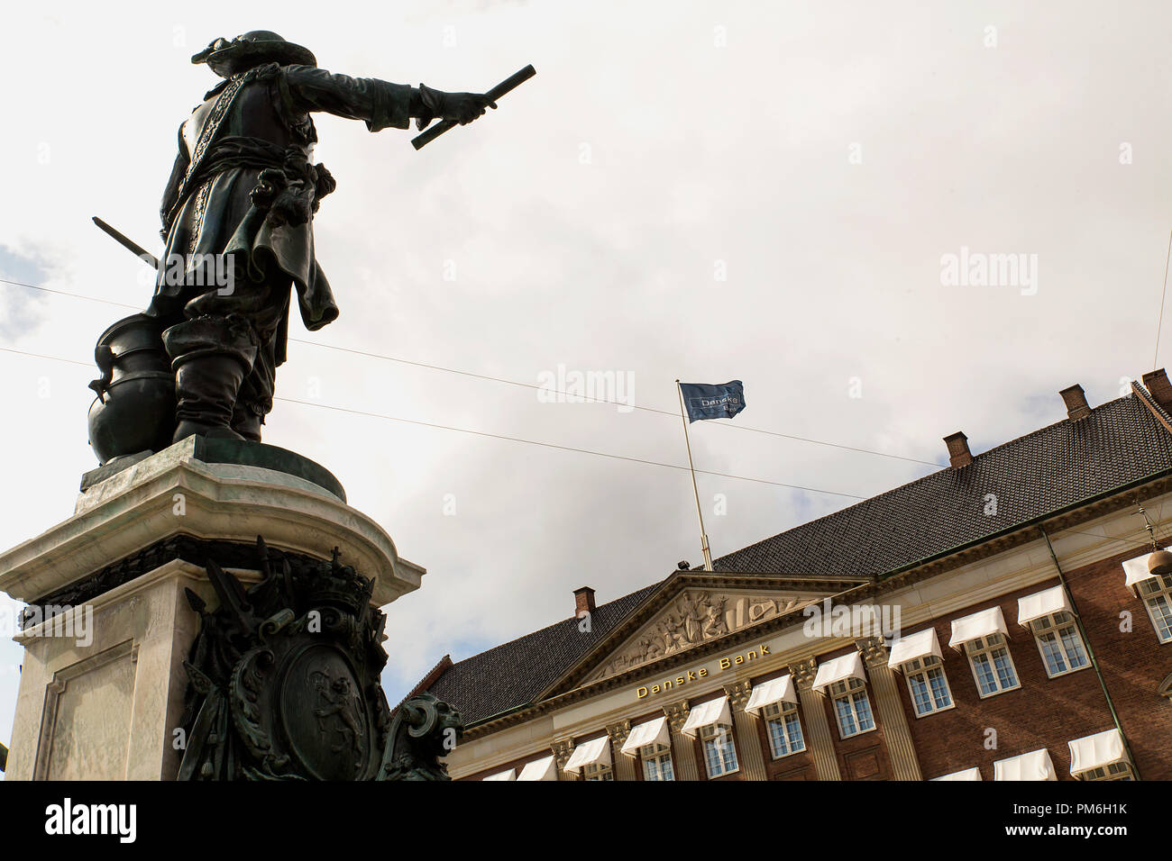 COPENHAGEN, Danimarca - 08 settembre 2018: DANESE 17 secolo eroe di guerra Niels Juel punti in Danske Bank la sede a Holmen's Kanal in Copenhagen. Danske Bank è la più grande banca in Danimarca. Secondo il Wall Street Journal articolo su Settembre 07, 2018 la banca sta attualmente esaminando in che misura è stato utilizzato per riciclare il denaro da società collegate alla Russia e sta esaminando le transazioni per un valore di $ 150 miliardi che scorreva attraverso la sua piccola filiale in Estonia. (Foto di Ole Jensen/Alamy) Foto Stock