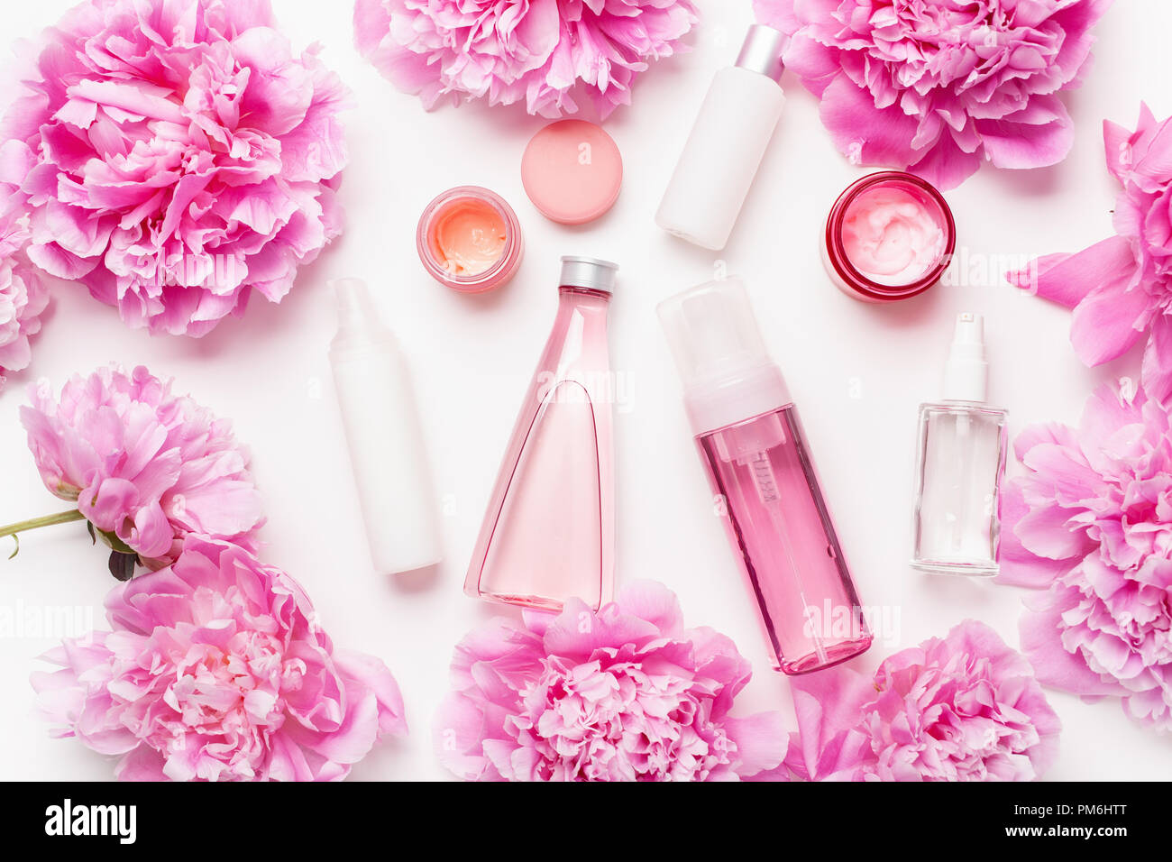 Bagno e spa laici piana, peonia fiori prodotti per la cura della pelle Foto Stock