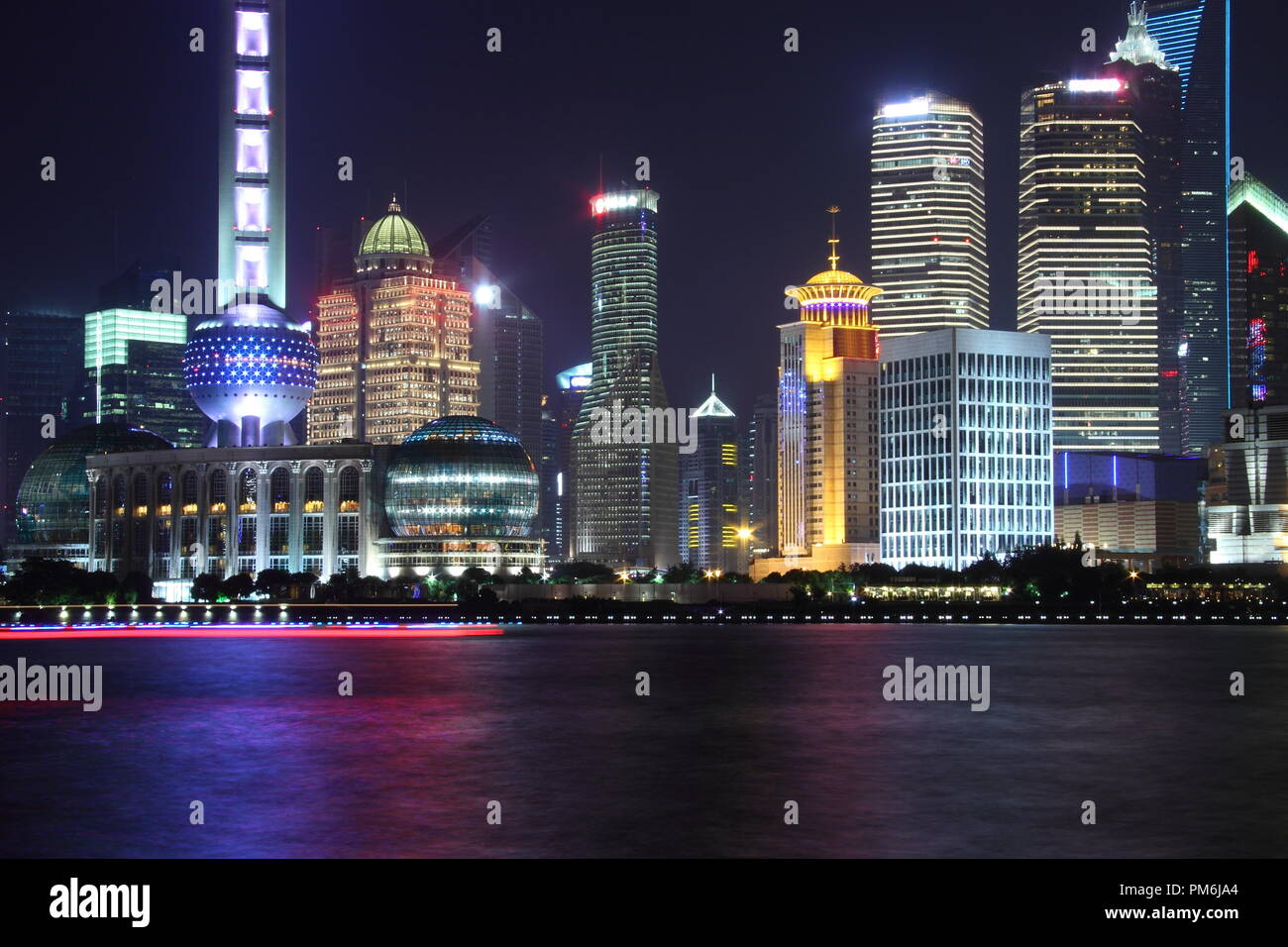 Quartiere Pudong di Shanghai di notte Foto Stock