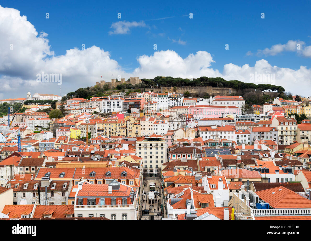 Vista dello storico Castelo de Sao Jorge dall'Elevador de Santa Justa, Rossio, Lisbona, Portogallo Foto Stock