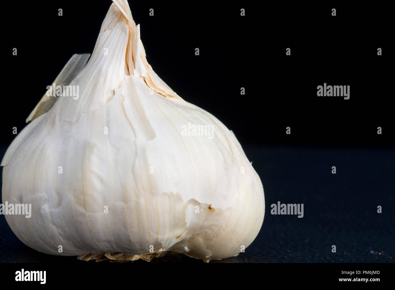 Close-up immagini di spicchi di aglio isolati su sfondo nero Foto Stock