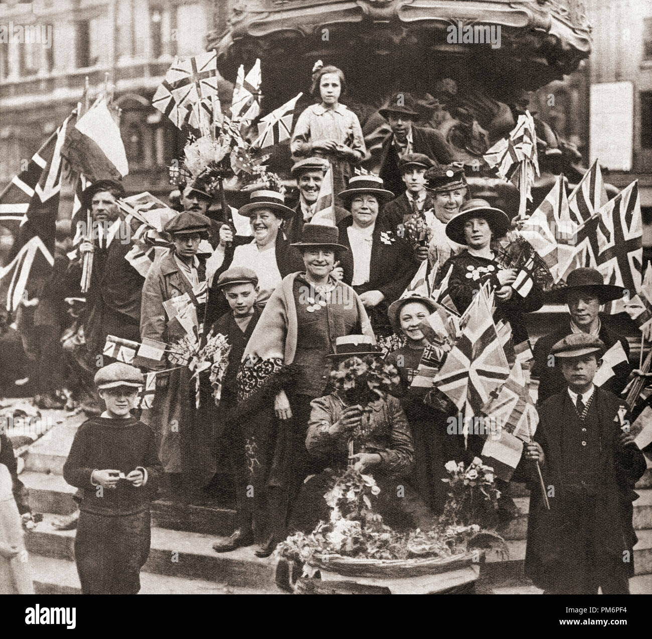 I londinesi celebrare la Giornata della Pace alla fine della prima guerra mondiale nel 1919. Da questi straordinari anni, pubblicato in 1938. Foto Stock