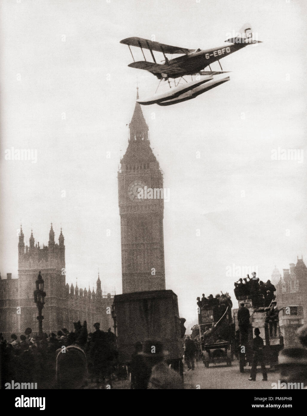 Alan Cobham in arrivo a terra sul Fiume Tamigi, Londra nel suo de Havilland DH.50J idrovolanti dopo un volo in Australia e torna nel 1926. Da questi straordinari anni, pubblicato in 1938. Foto Stock