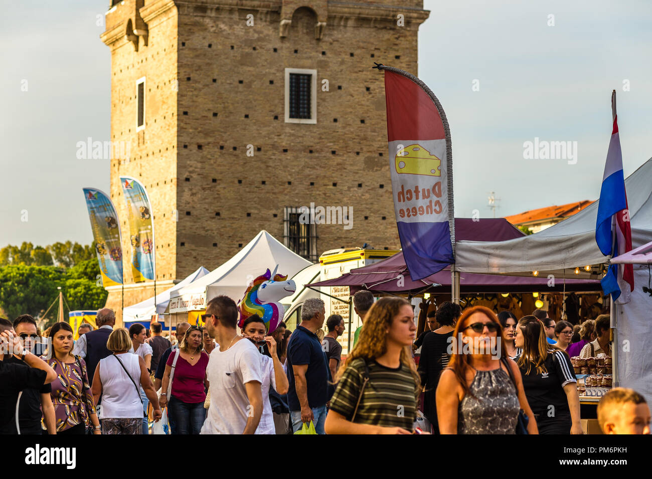 CERVIA (RA), Italia - 16 settembre 2018: i turisti che visitano il mercato europeo, strada di esposizione di prodotti tipici e sapori provenienti da Europa Foto Stock