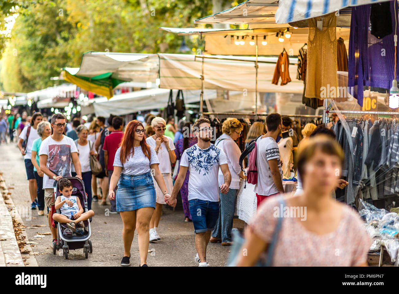 CERVIA (RA), Italia - 16 settembre 2018: i turisti che visitano il mercato europeo, strada di esposizione di prodotti tipici e sapori provenienti da Europa Foto Stock