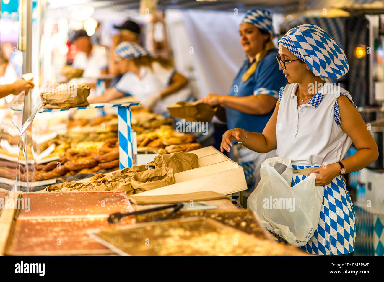 CERVIA (RA), Italia - 16 settembre 2018: gente che vende pasticceria Bavarese al mercato europeo, strada di esposizione di prodotti tipici e dai sapori Foto Stock