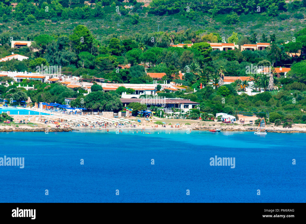 Vista del sardo Pischina Salida beach dalla costa di Capo Caccia Foto Stock