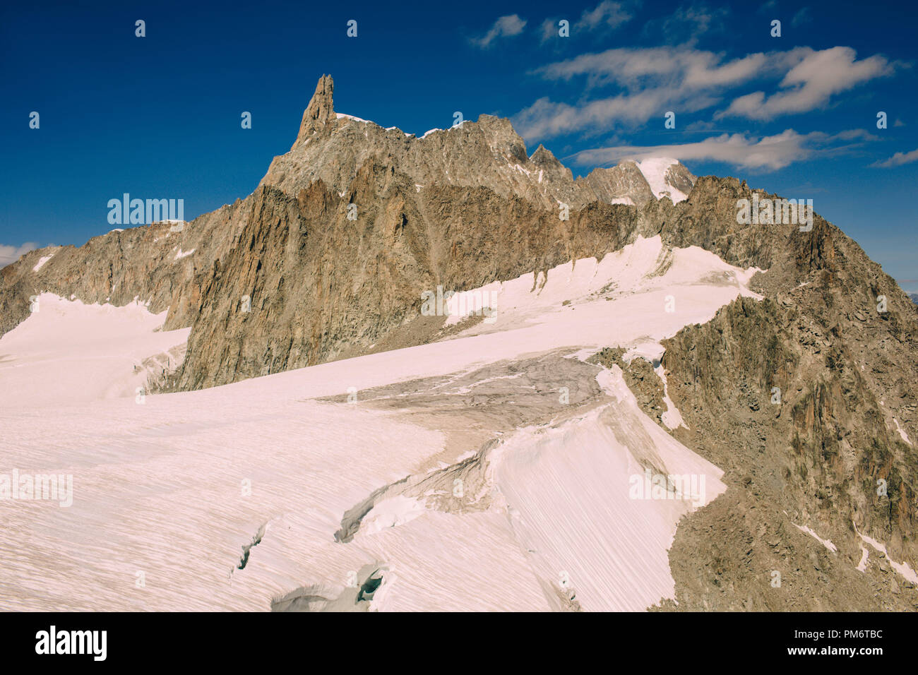 Panorama del massiccio del Monte Bianco, la più alta e la più popolare la montagna in Europa nordovest d'Italia. La vista dal terrazzo Punta Helbronner Foto Stock