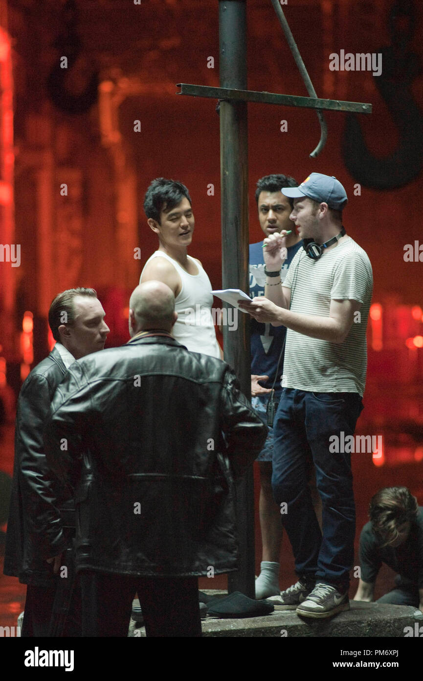 (L-r) JOHN HOOGENAKKER e YASEN PEYANKOV stand di fronte a John Cho e Kal Penn, e regista Todd STRAUSS-SCHULSON durante le riprese del film di New Line Cinema e Mandate Pictures' commedia "molto Harold & Kumar 3D Natale", una Warner Bros Foto di rilascio. Foto Stock