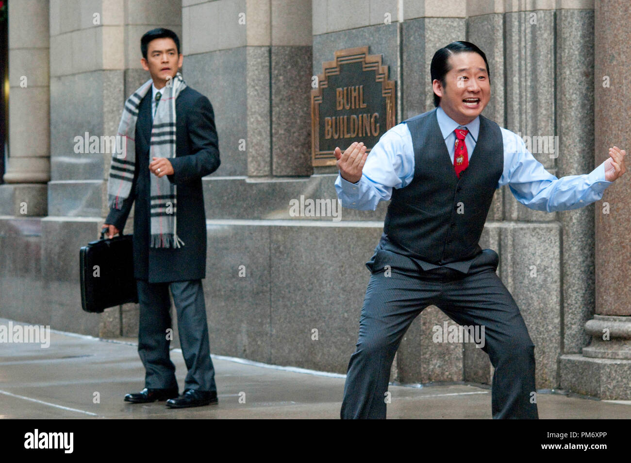 (Sullo sfondo a sinistra) JOHN CHO come Harold in New Line Cinema e Mandate Pictures' commedia "molto Harold & Kumar 3D Natale", una Warner Bros Foto di rilascio. Foto Stock