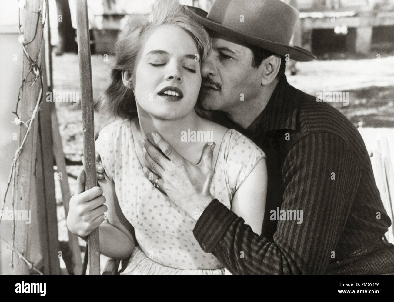 Eli Wallach e Carroll Baker " Baby Doll' 1956 Riferimento File # 31202 096THA Foto Stock