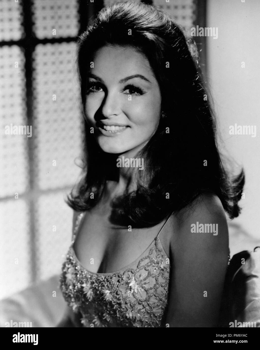 Pubblicità in studio: Julie Newmar 1969 file Reference # 31202 1128THA Foto Stock