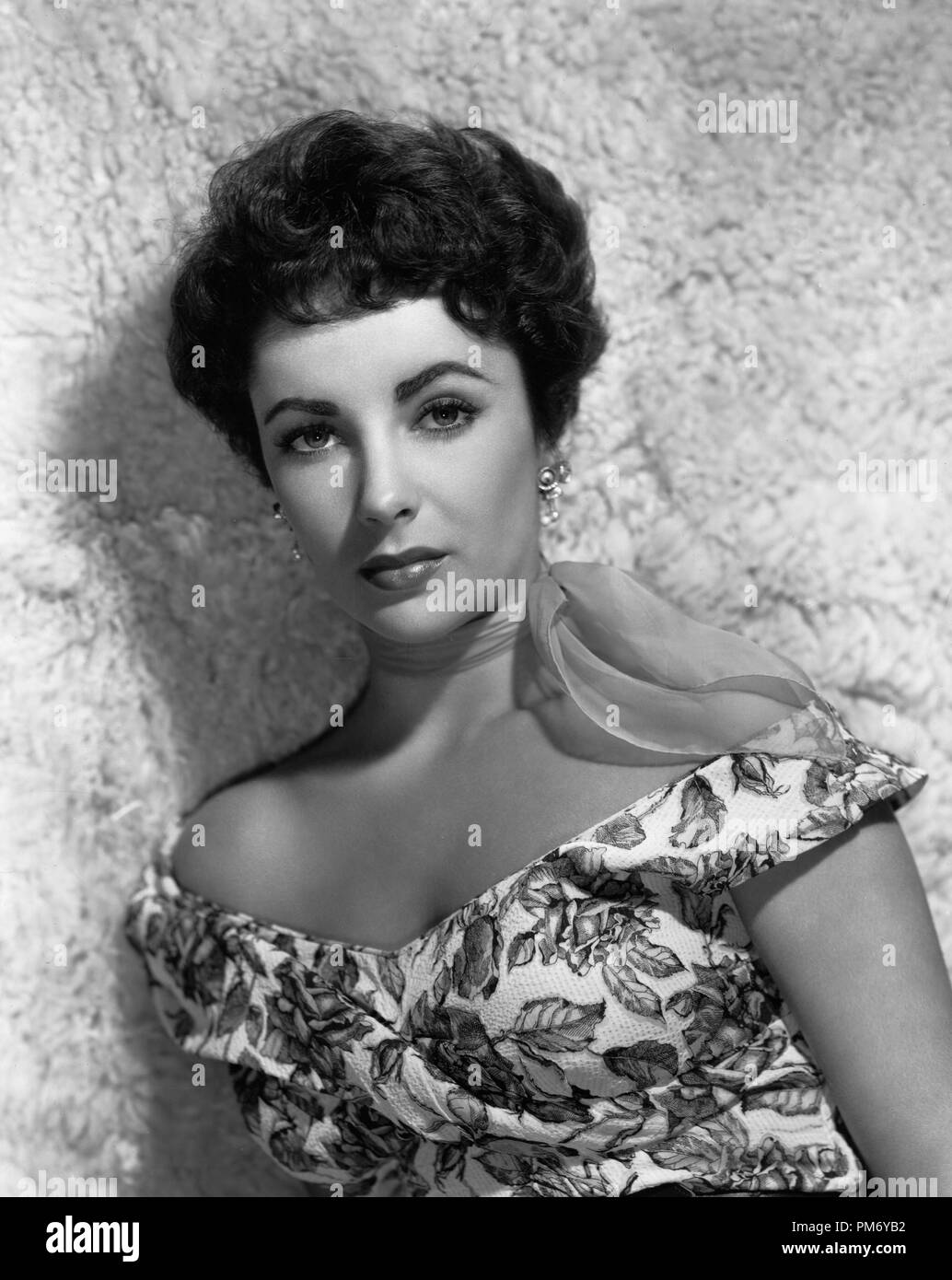 Pubblicità in studio: Elizabeth Taylor 1951 file Reference # 31202 1139THA Foto Stock
