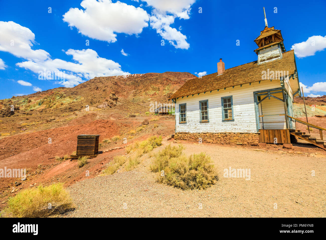 Antica scuola casa e la cappella nella chiesa il calicò montagne del Deserto Mojave di Calico vecchie miniere di Ghost Town vicino a Barstow in California, Stati Uniti d'America. Western Cowboy e di insediamento storico parco. Foto Stock