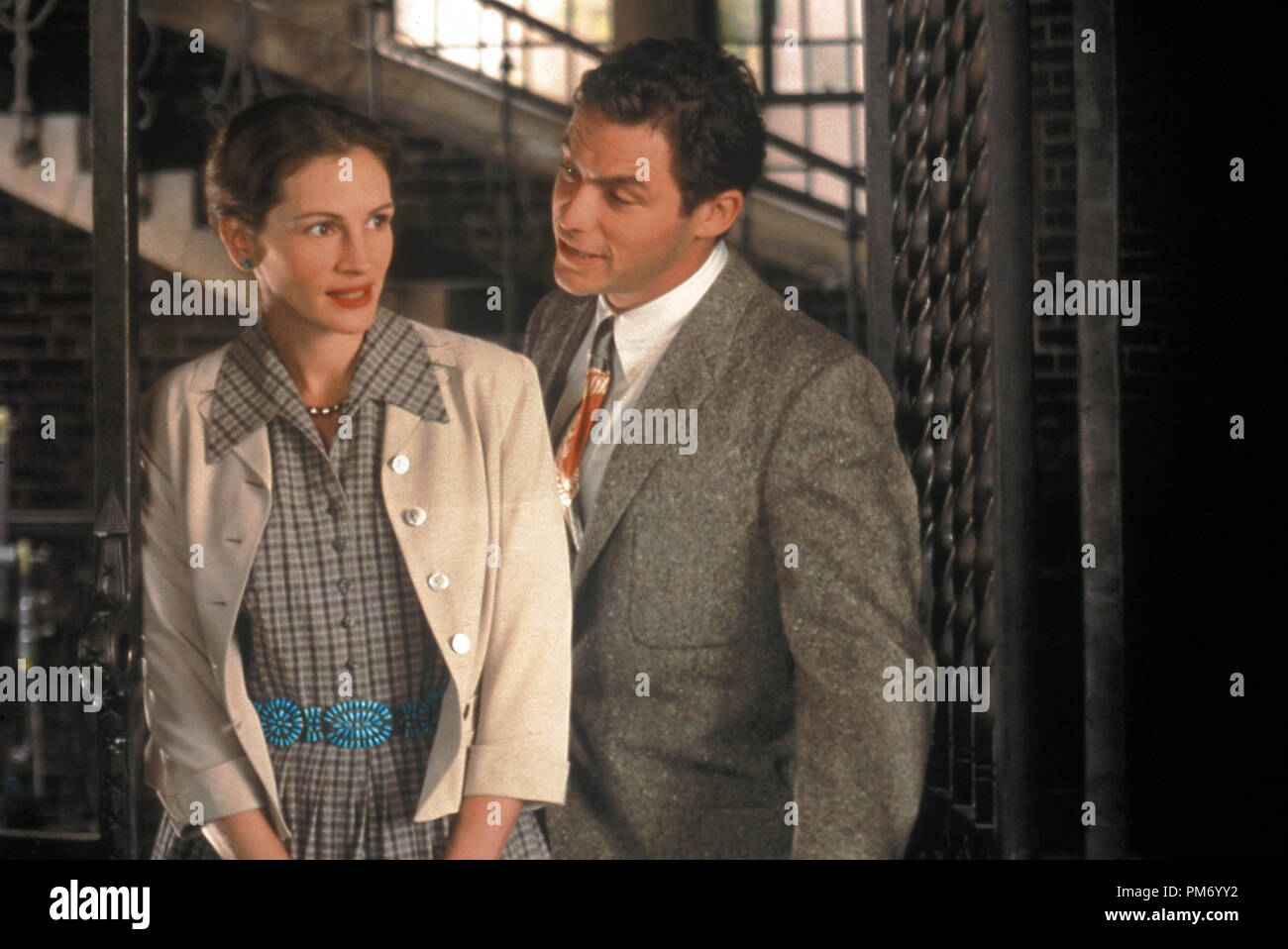 Film still / Pubblicità ancora da 'Mona Lisa Smile" Julia Roberts, Dominic West © 2003 Columbia Photo credit: Bob Marshak Riferimento File # 30753148THA per solo uso editoriale - Tutti i diritti riservati Foto Stock