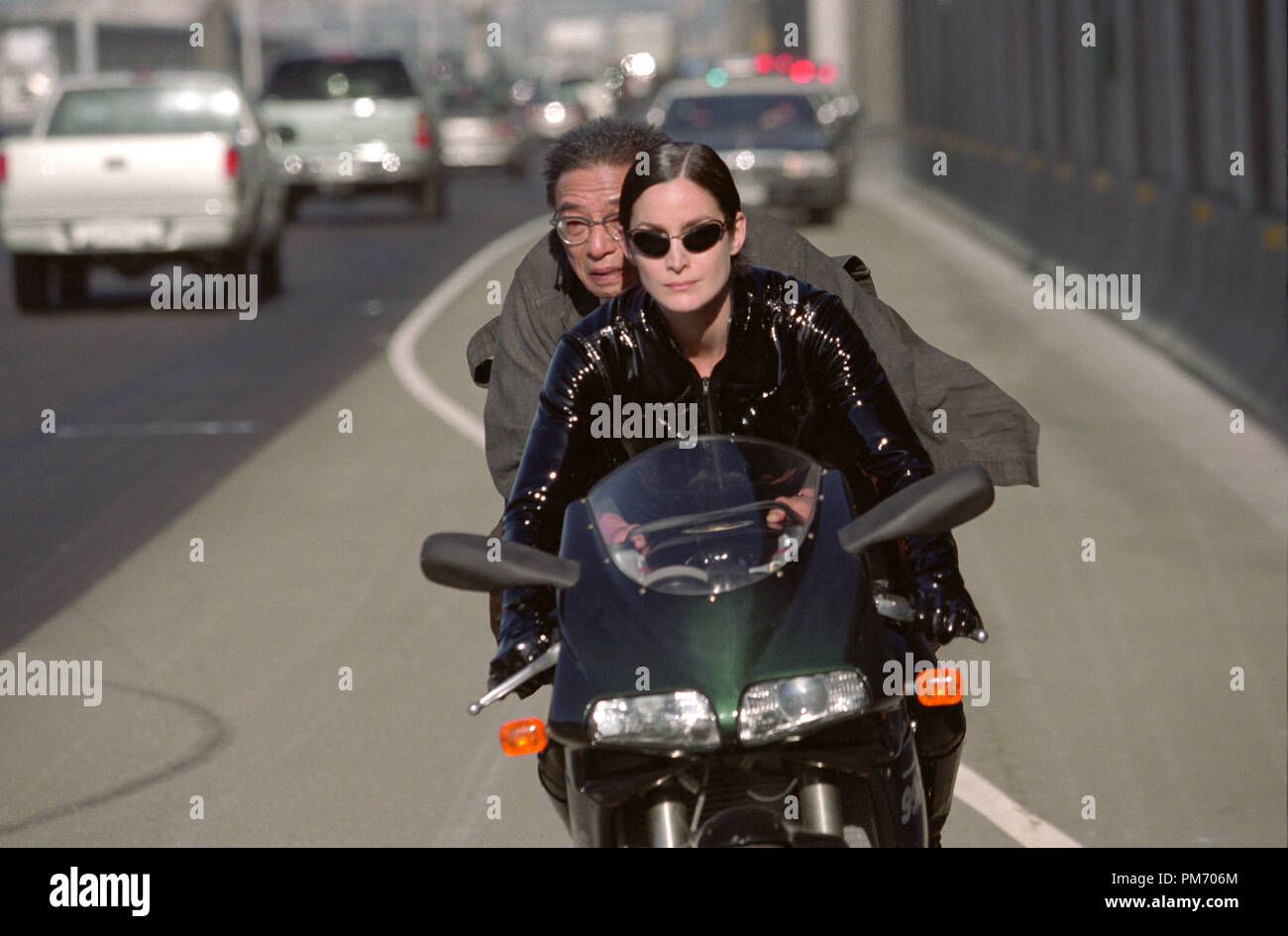 Film still / Pubblicità ancora da "Matrix Reloaded' Randall Duk Kim, Carrie-Anne Moss © 2003 Warner Brothers Riferimento File # 30753283THA per solo uso editoriale - Tutti i diritti riservati Foto Stock