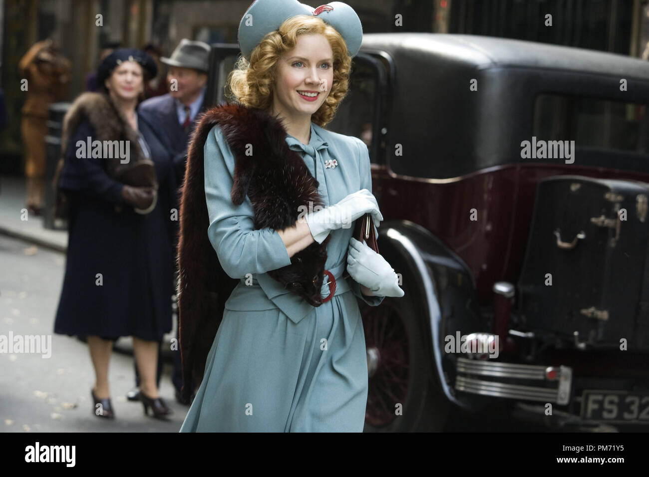 Film still da 'Miss Pettigrew vive per un giorno " Amy Adams © 2008 Focus Features Photo credit: Kerry Brown Riferimento File # 30755274THA per solo uso editoriale - Tutti i diritti riservati Foto Stock