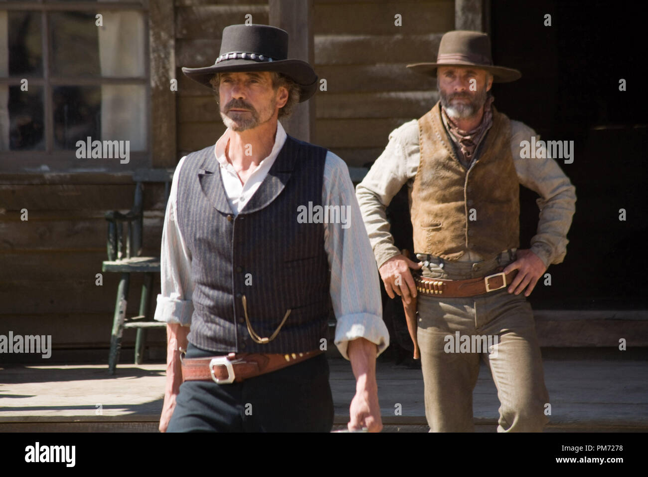 Film still da 'Appaloosa' Jeremy Irons, Timothy V. Murphy © 2008 New Line Cinema Photo credit: Lorey Sebastian Riferimento File # 30755423THA per solo uso editoriale - Tutti i diritti riservati Foto Stock