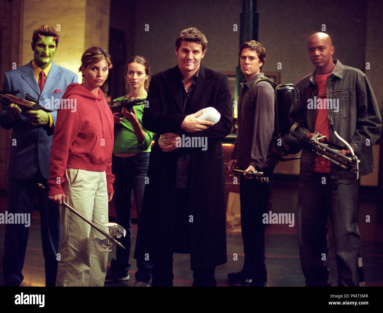 Studio Pubblicità ancora da 'Angel' episodio nome: 'AD' Andy Hallett, carisma Carpenter, Amy Acker, David Boreanaz, testa del Anthony Stewart, J. Agosto Richards 2001 Photo credit: Ron Batzdorff Riferimento File # 308471694THA per solo uso editoriale - Tutti i diritti riservati Foto Stock