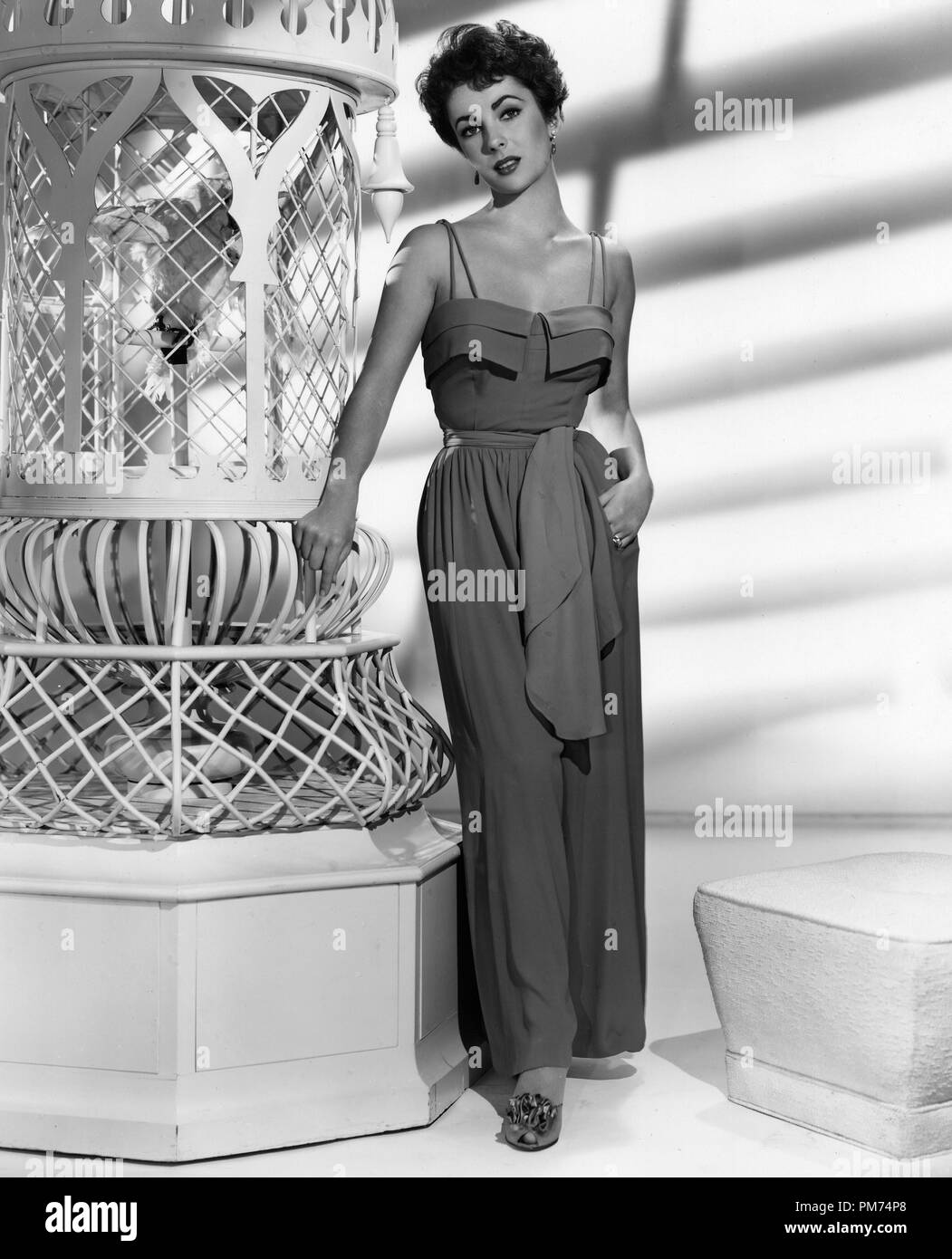 Pubblicità in studio: Elizabeth Taylor 1951 file Reference # 30928 1297THA Foto Stock