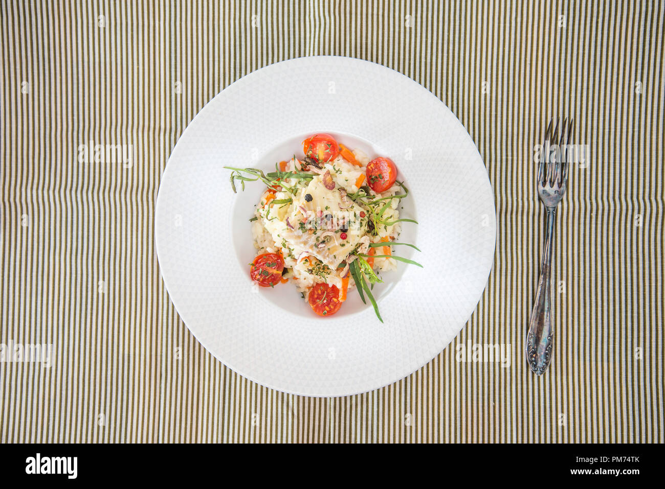 Andalusa di pesce, riso allo zafferano con verdure Foto Stock