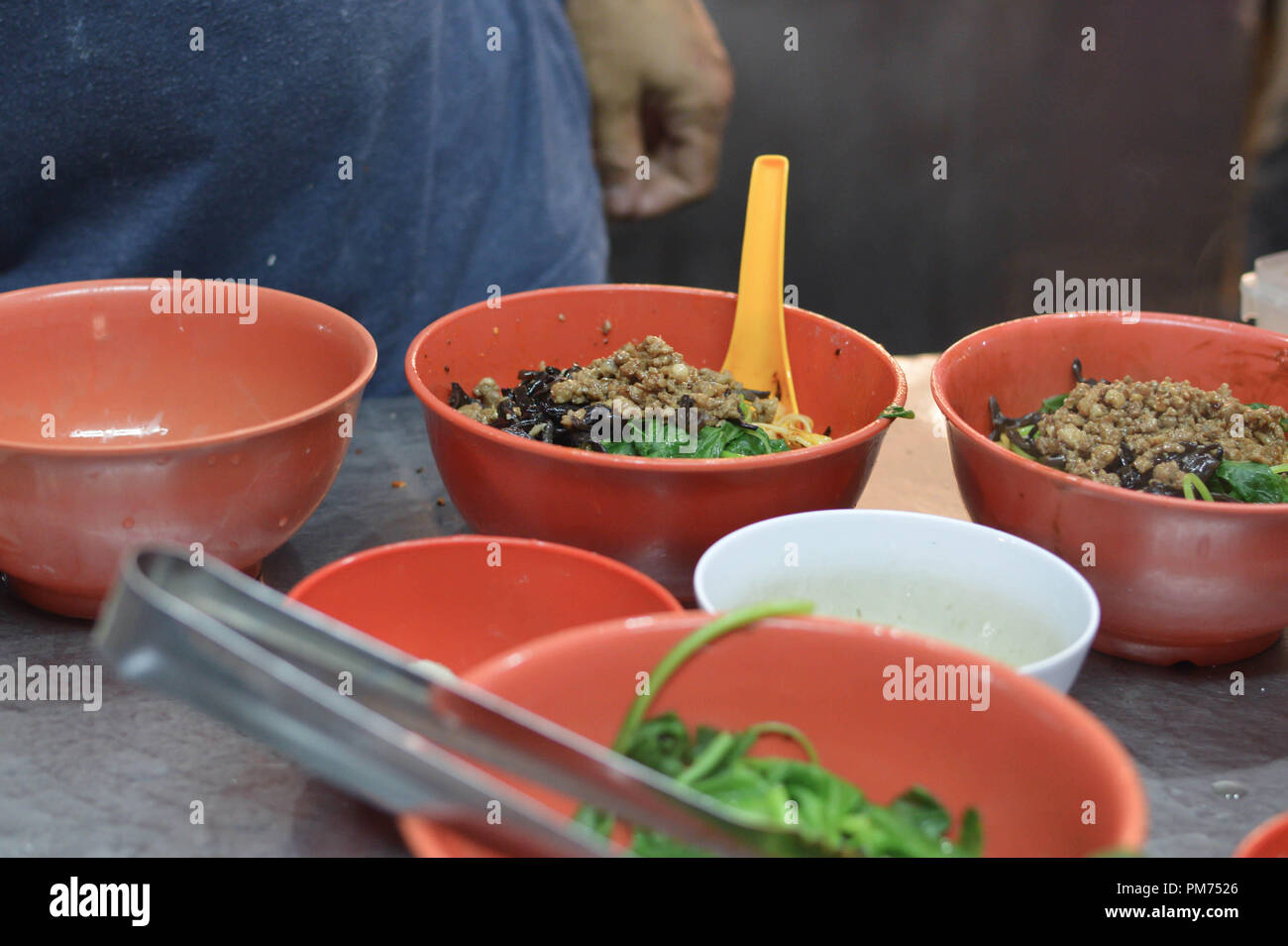 Cinese tradizionale piatto piccante tagliatelle zuppa in un mercato notturno in stallo per le strade di Kuala Lumpur in Malesia Foto Stock