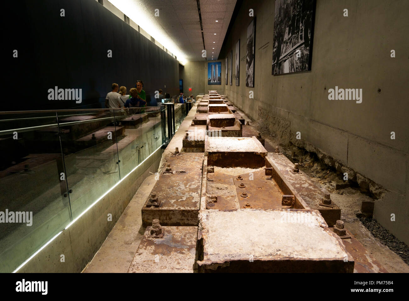 Vista interna del National 9/11 Memorial & Museum con i visitatori.New York City.USA Foto Stock