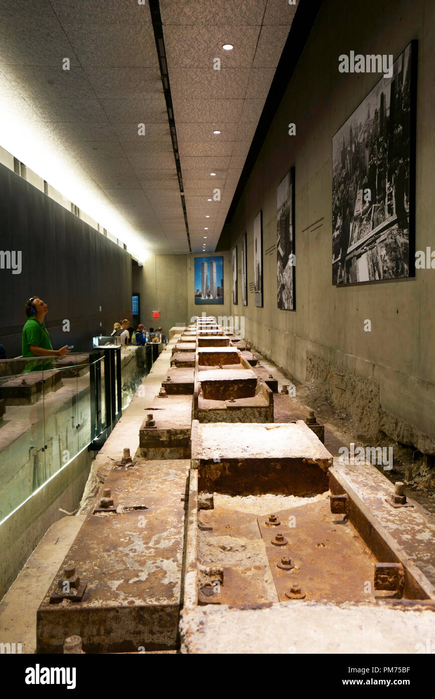 Vista interna del National 9/11 Memorial & Museum con i visitatori.New York City.USA Foto Stock