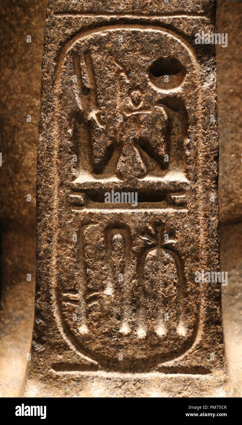 Statua del dio Ra-Horakhty. Dettaglio cartiglio di Ramses II. Xix dinastia. c. 270 BC. Tell-el-Maskhuta. British Museum. Foto Stock