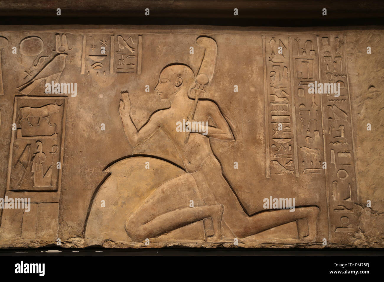 Architrave . Cartouches di Siamun fiancheggiata su entrambi i lati da adorare le figure di Ankhefenmut. Xxi dinastia. 978-959 A.C. Foto Stock