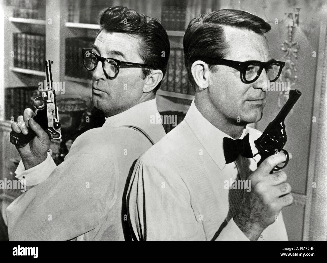 Robert Mitchum e Cary Grant, 'l'erba è più verde" 1960 Riferimento File # 30928 599THA Foto Stock